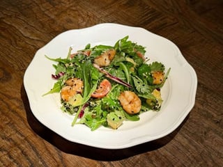 Салат з авокадо та креветками