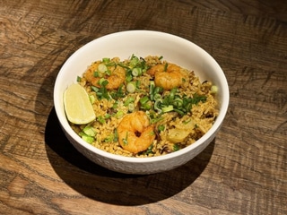 Смажений рис з ананасами та креветками