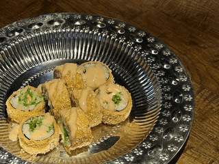 Теплий смажений рол з креветкою