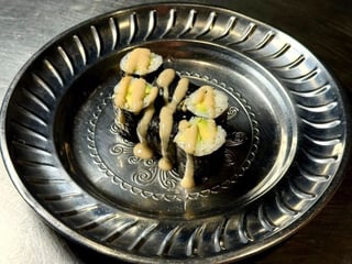 Макі з авокадо та горіховим соусом