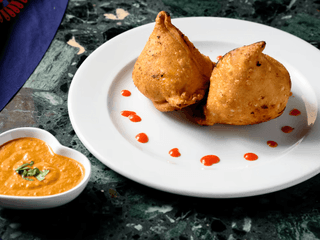 Samosa 2pcs + Chutney/Tarkari