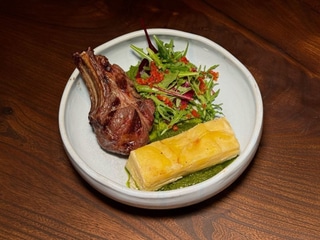 Каре телятини з гратеном і сальсою чилі 