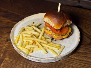 Курячий бургер з чорізо та чеддером