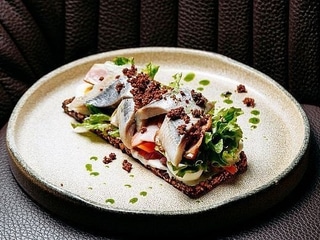 Смореброд з оселедцем, беконом та копченою сметаною 