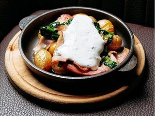 Картопля з шпинатом та беконом 