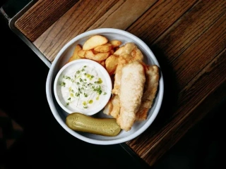 Фіш'н'чіпс з соусом тар-тар та маринованим огірком 