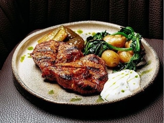 Стейк з ошийка з картоплею та шпинатом, огірками кімчі та сметаною 