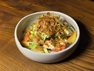 Салат нісуаз з тунцем та соусом вітелло 