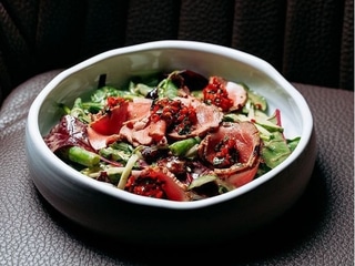 Салат з телятиною татакі, в'яленою журавлиною та соусом понзу 