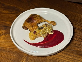 Качина ніжка конфі з грушево-лаймовим гратеном