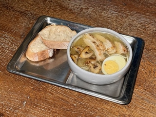 Курячий бульйон з грибами 