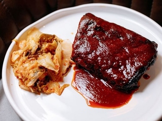 Свинячі ребра BBQ з капустою кімчі 