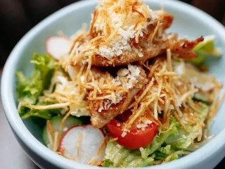 Салат з курчам, роменом та картоплею пай 