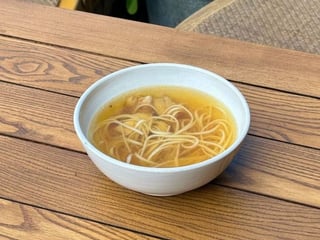 Дитячий курячий бульйон з локшиною