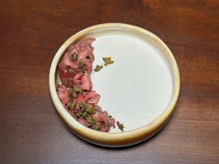 Телятина татакі з смаженими каперсами та еспумою з сома 