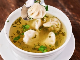 КУРИНЫЙ БУЛЬОН С МИНИ ХИНКАЛИ