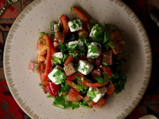 САЛАТ ИЗ СВЕЖИХ ОВОЩЕЙ С СЫРОМ