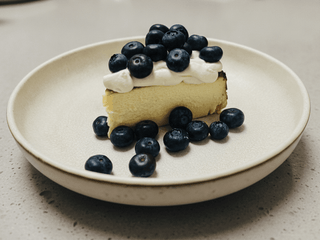 Cheesecake basco com mirtilos e creme de mascarpone