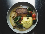 Salmão grelhado com purê de batata, tomate, azeitonas e alcaparras