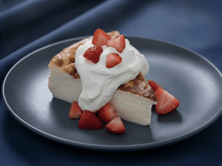 Cheesecake basco com morangos e mascarpone