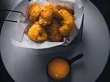 Tempura de camarão com molho de unagi e wasabi