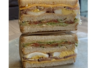 Сендвіч з Ніжним Лососем, Яйцем, Свіжими Овочами і Неймовірними заправками