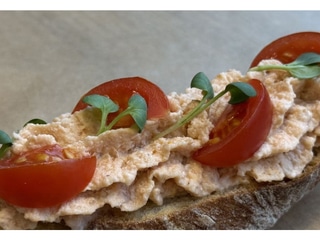 Брускета з рієтом з лосося