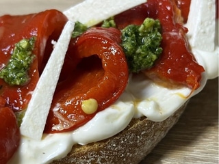 Брускета із запеченним перцем та сиром фета