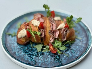 Гранде Круасан з Ростбіфом та Авторським Соусом з Тунцем