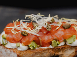 Брускета з тар тар з лосося