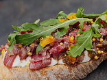 Брускета з тар тар із яловичини