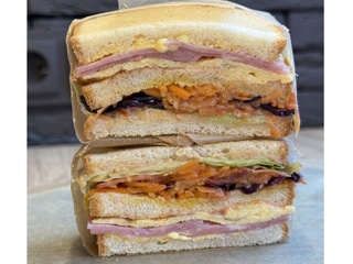 Сендвіч з Соковитою Шинкою, Ніжним Яйцем, Свіжимиовочами та Авторськими заправками