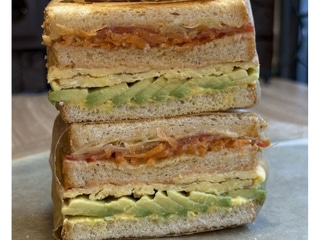 Сендвіч з Ніжним Авокадо, Корейською Морквою, Пухким Омлетом та Свіжими овочами з авторськими заправками