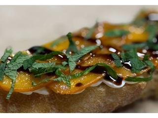 Брускета з Карамелізованою Хурмою, Крем Чизом і Кремом Бальзамік та Мятою