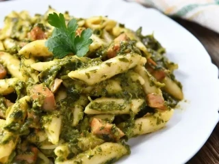 Makaron penne z boczkiem w sosie szpinakowo-śmietanowym