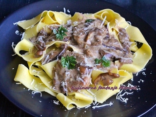 Polędwiczka wieprzowa na makaronie tagliatelle z sosem podgrzybkowym