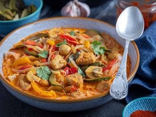Zupa tajska z kurczakiem, mleczkiem kokosowym warzywami i makaronem ryżowym
