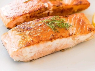 Łosoś z pieca z masełkiem czosnkowym