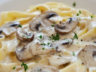 Tagliatelle z sosem śmietanowo-podrzybkowym na biały winie