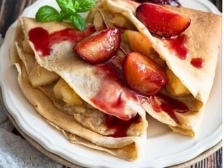 Naleśniki z karmelizowanymi śliwkami z cukrem i cynamonem