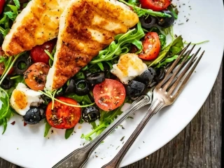 Sałatka z grillowanym serem halloumi