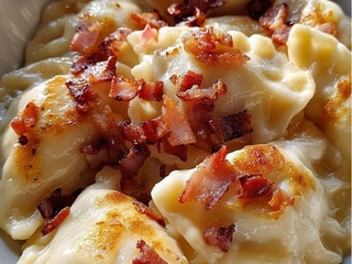 Pierogi z mięsem, podane z cebulką i boczkiem (7 szt)