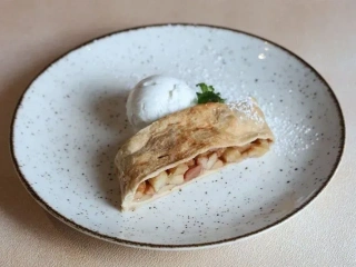 Яблучний штрудель з морозивом