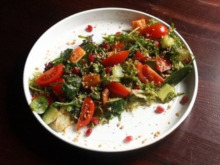 Грузинський салат зі свіжих овочів з горіховим соусом