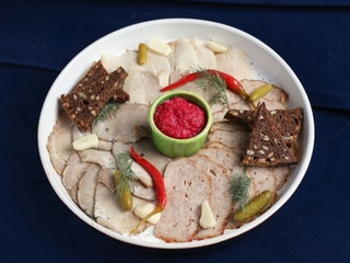 Нарізка печеного м'яса