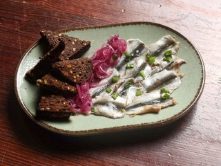 Тюлька з маринованою цибулею