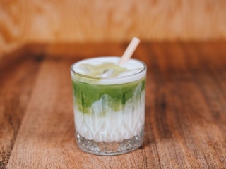 Iced matcha s kokosovým sirupem VEGAN