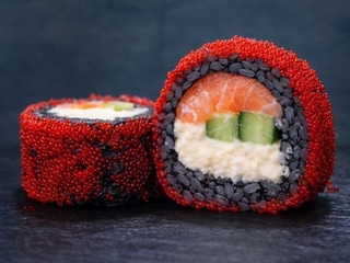 Black roll s lososem