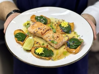 Філе лосося з мусом з горошку та шпинату 