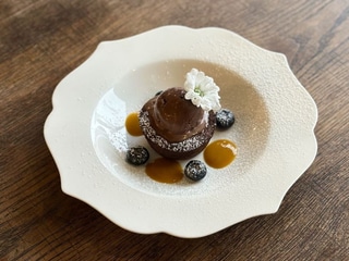 Шоколадний брауні з морозивом